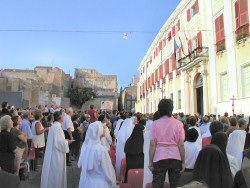 fedeli attendono l'arrivo dell'Arcivescovo